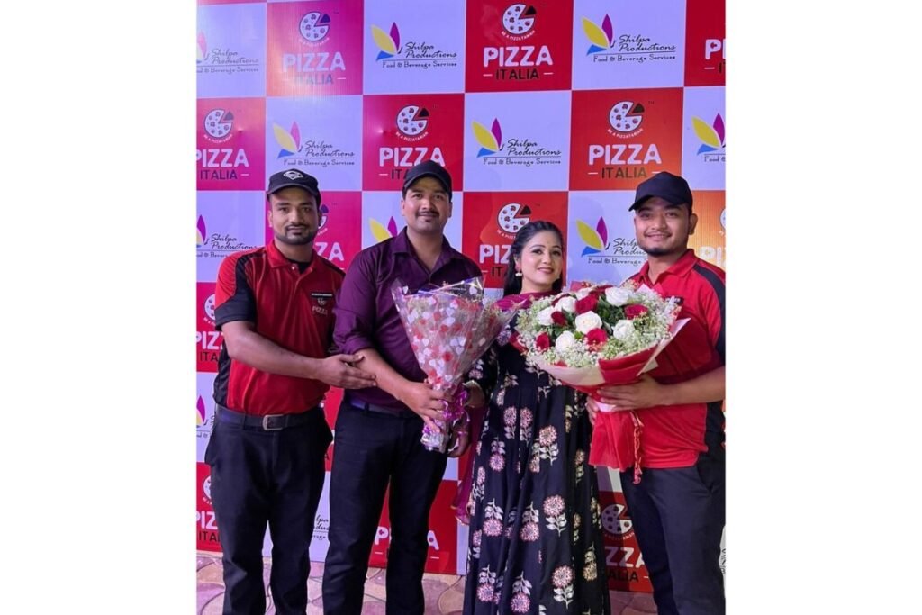 Entrepreneur Shilpa Bhatt, Founder of Pizza Italia, receives the Naari Samman from HT Digital Streams Limited for excellence in entrepreneurship.
